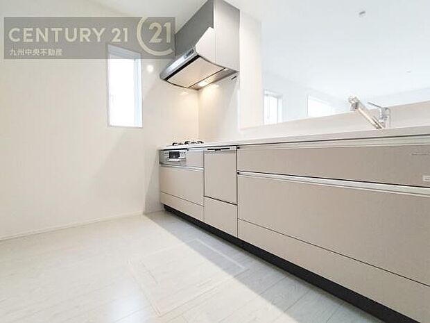 【キッチン】家族との会話を楽しめながら、お子様を見守りながら、お料理をすることができます。