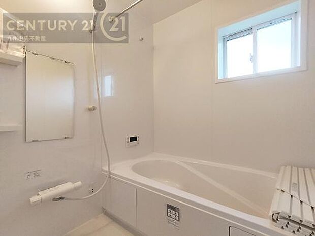 【ユニットバス】浴室暖房乾燥機付きで雨の日が多い梅雨の時期も安心です。また、冬のヒートショック対策としても活躍します。