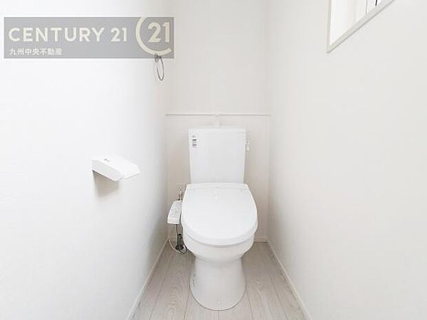 【トイレ】汚れてもサッとひと拭きでお手入れ簡単、エコ仕様の温水洗浄便座付きのトイレです。バリアフリーにも配慮しています。