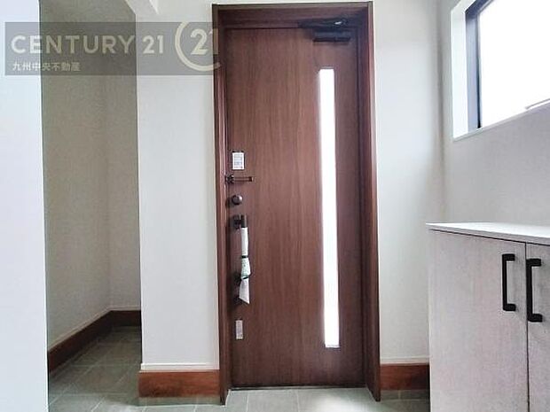 【玄関】玄関をスッキリに見せるために、シューズボックスを設置しました。オシャレは足元から。