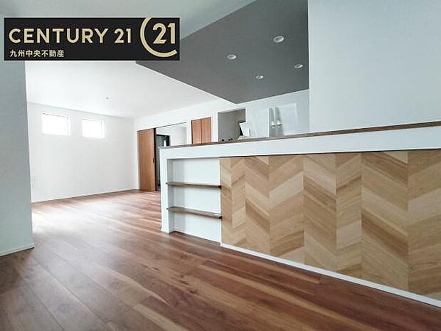 【リビング】ご家族みんながゆったり寛げる開放感たっぷりのリビング。広々としたリビングでは家具選びも楽しみの一つになりますね。