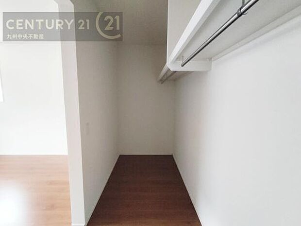 【ウォークインクローゼット】大型収納で片付け安心、生活にゆとりができ、お部屋もスッキリします。