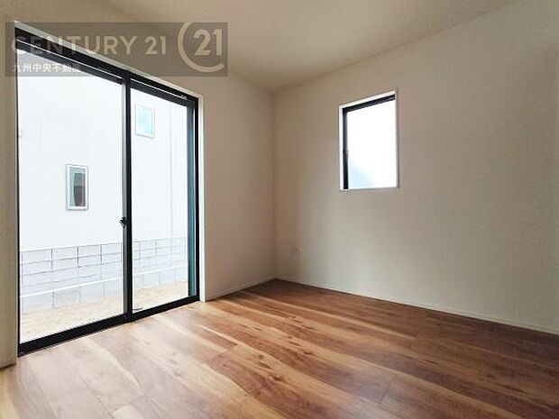 【洋室】2面採光を確保したお部屋。爽やかな風を感じて起きる朝は、快適生活の始まりに。