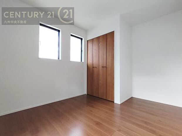 【洋室】家族一人ひとりの大切なプライベート空間。趣味に合わせて使って頂けるようシンプルに仕上げてあります。