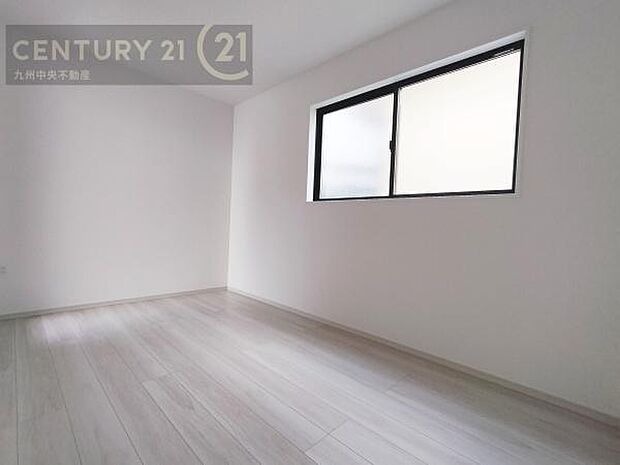 【子供部屋】学習机やベッドの配置がしやすい空間です。