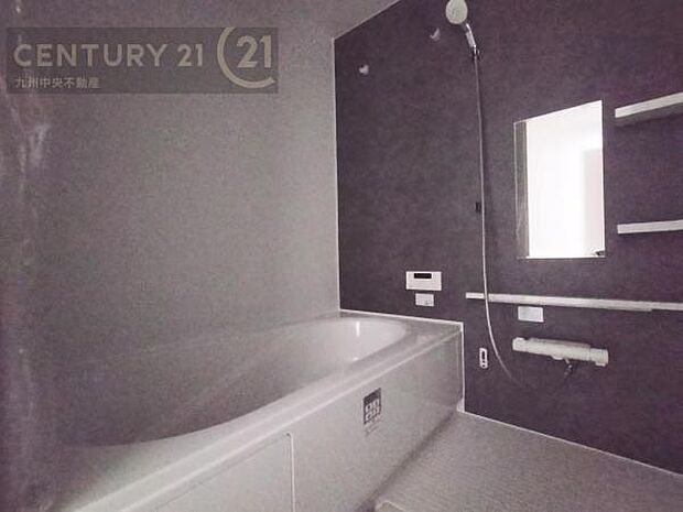 【ユニットバス】浴室暖房乾燥機付きで雨の日が多い梅雨の時期も安心です。また、冬のヒートショック対策としても活躍します。