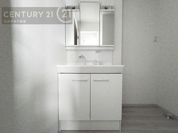 【洗面所】広々とした洗面スペースで朝時間も快適に。鏡の両サイドは、必要なものを取り出しやすく、大きな鏡面で朝の準備もスムーズに。