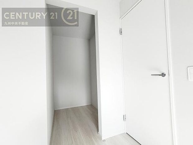 【ウォークインクローゼット】大型収納で片付け安心、生活にゆとりができ、お部屋もスッキリします。