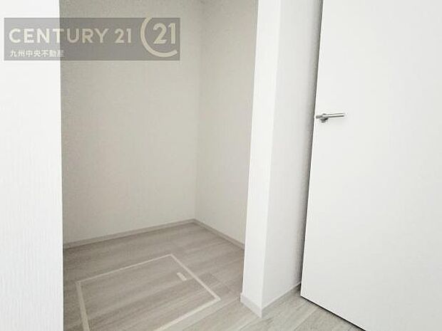 【ウォークインクローゼット】大型収納で片付け安心、生活にゆとりができ、お部屋もスッキリします。