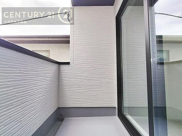 【バルコニー】日当たり良好なバルコニー。洗濯物やお布団もポッカポカに。