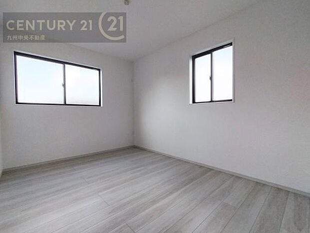 【洋室】2面採光を確保したお部屋。爽やかな風を感じて起きる朝は、快適生活の始まりに。