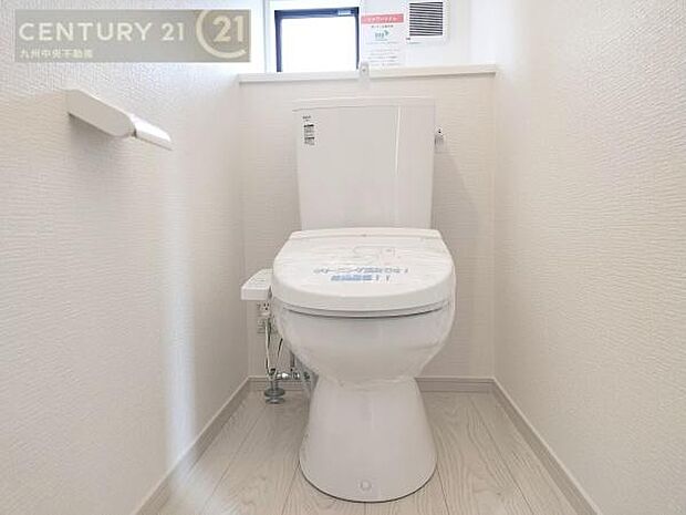 【トイレ】汚れてもサッとひと拭きでお手入れ簡単、エコ仕様の温水洗浄便座付きのトイレです。バリアフリーにも配慮しています。