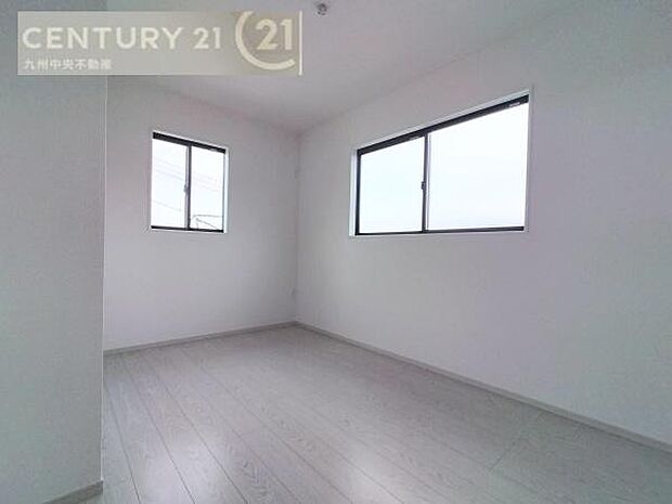 【子供部屋】学習机やベッドの配置がしやすい空間です。