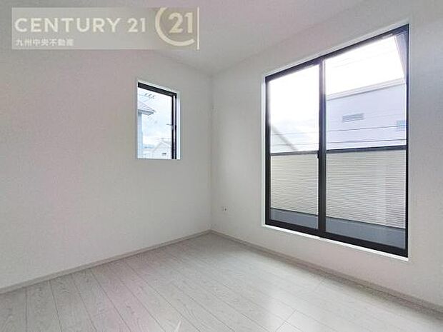 【洋室】開放的なバルコニーに面したお部屋。採光良好な快適空間です。