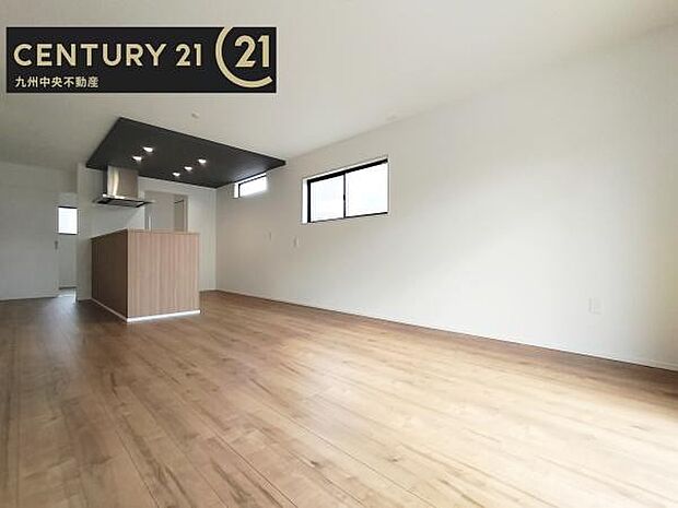 【リビング】ご家族みんながゆったり寛げる開放感たっぷりのリビング。広々としたリビングでは家具選びも楽しみの一つになりますね。