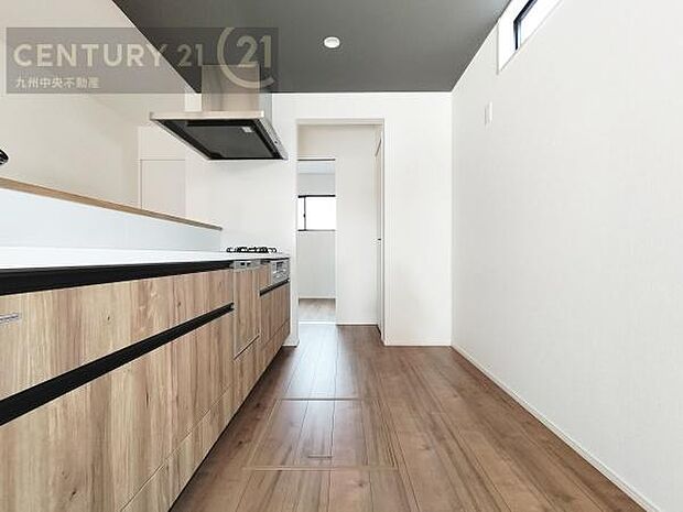 【キッチン】家族との会話を楽しめながら、お子様を見守りながら、お料理をすることができます。