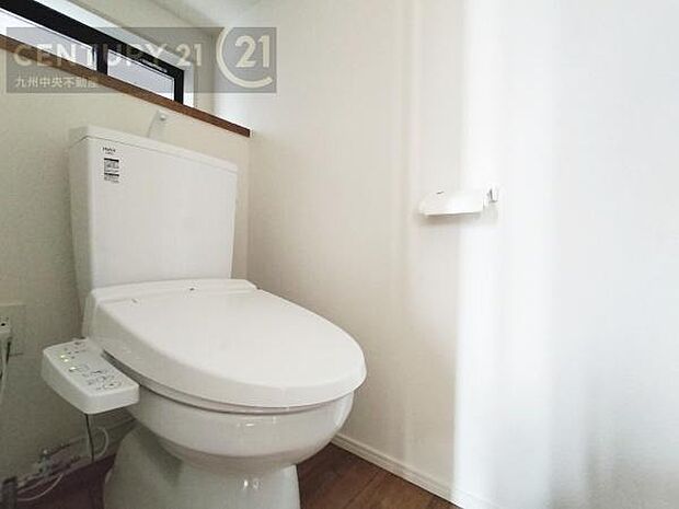 【トイレ】汚れてもサッとひと拭きでお手入れ簡単、エコ仕様の温水洗浄便座付きのトイレです。バリアフリーにも配慮しています。