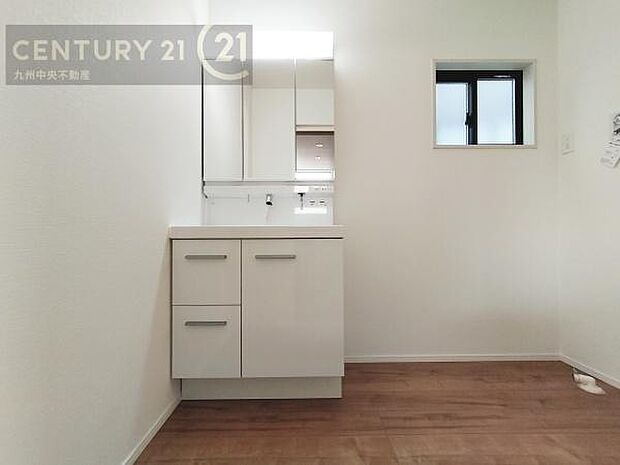 【洗面所】広々とした洗面スペースで朝時間も快適に。鏡の両サイドは、必要なものを取り出しやすく、大きな鏡面で朝の準備もスムーズに。