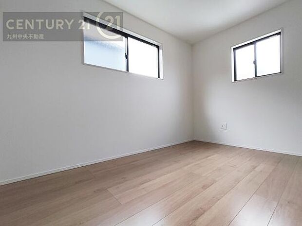 【洋室】2面採光を確保したお部屋。爽やかな風を感じて起きる朝は、快適生活の始まりに。