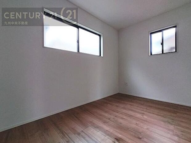 【洋室】2面採光を確保したお部屋。爽やかな風を感じて起きる朝は、快適生活の始まりに。