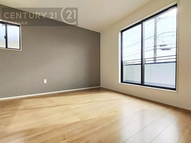 【洋室】開放的なバルコニーに面したお部屋。採光良好な快適空間です。