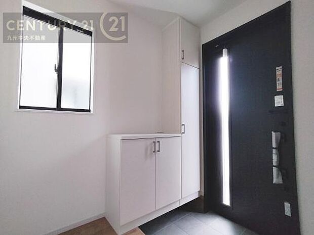 【玄関】玄関をスッキリに見せるために、シューズボックスを設置しました。オシャレは足元から。