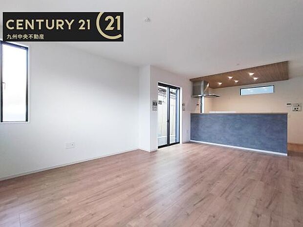 【リビング】暖かな光が包み込んでくれるLDKは家族みんなが自然と集まってくる場所。快適でゆったり寛げる空間となっています。