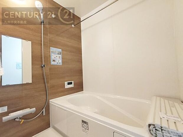 【ユニットバス】浴室暖房乾燥機付きで雨の日が多い梅雨の時期も安心です。また、冬のヒートショック対策としても活躍します。