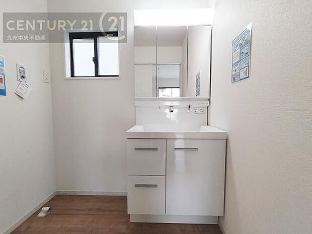 【洗面所】広々とした洗面スペースで朝時間も快適に。鏡の両サイドは、必要なものを取り出しやすく、大きな鏡面で朝の準備もスムーズに。