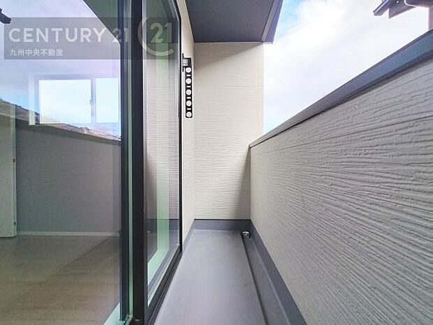 【バルコニー】日当たり良好なバルコニー。洗濯物やお布団もポッカポカに。