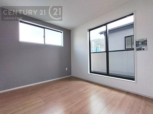 【洋室】開放的なバルコニーに面したお部屋。採光良好な快適空間です。