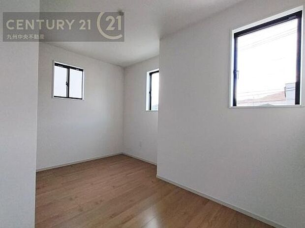 【子供部屋】学習机やベッドの配置がしやすい空間です。