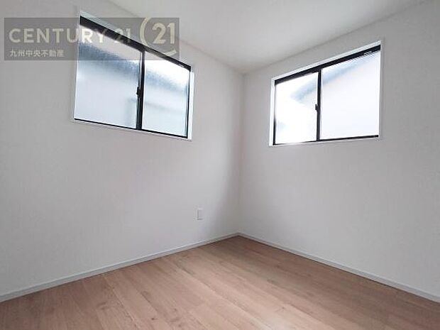 【洋室】2面採光を確保したお部屋。爽やかな風を感じて起きる朝は、快適生活の始まりに。