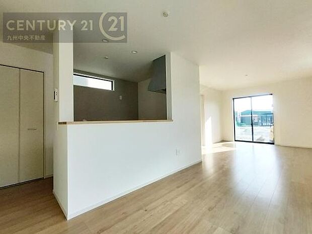 【リビング】ご家族みんながゆったり寛げる開放感たっぷりのリビング。広々としたリビングでは家具選びも楽しみの一つになりますね。