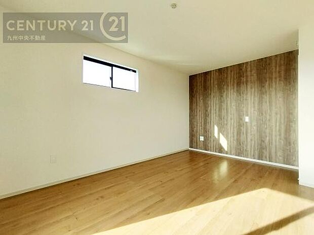 【寝室】主寝室にはアクセントクロスでデザイナーズ感を演出。