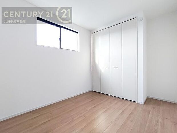 【子供部屋】学習机やベッドの配置がしやすい空間です。