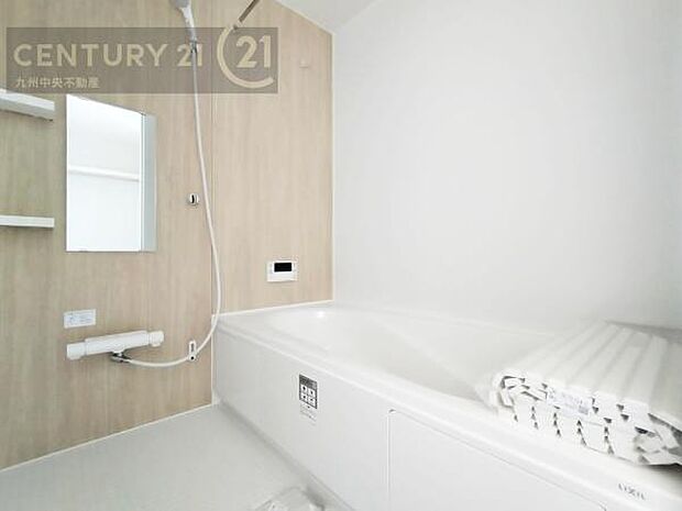 【ユニットバス】浴室暖房乾燥機付きで雨の日が多い梅雨の時期も安心です。また、冬のヒートショック対策としても活躍します。