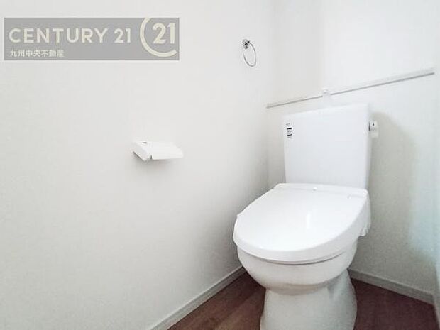 【トイレ】汚れてもサッとひと拭きでお手入れ簡単、エコ仕様の温水洗浄便座付きのトイレです。バリアフリーにも配慮しています。