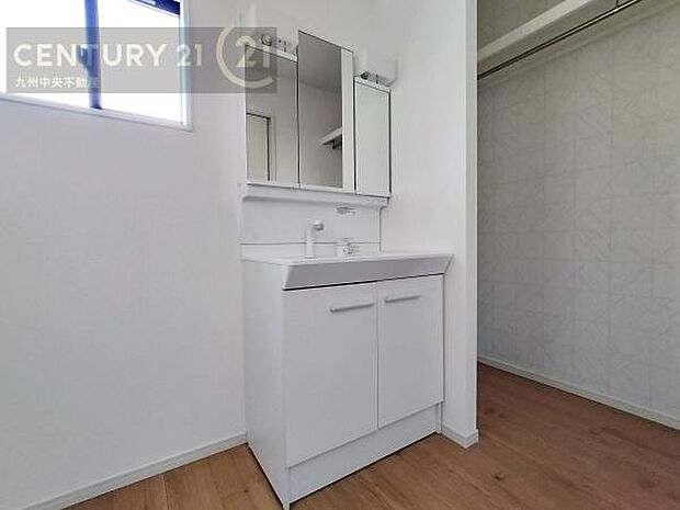 【洗面所】広々とした洗面スペースで朝時間も快適に。鏡の両サイドは、必要なものを取り出しやすく、大きな鏡面で朝の準備もスムーズに。