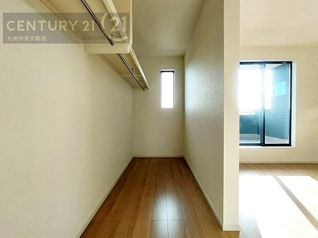 【ウォークインクローゼット】大型収納で片付け安心、生活にゆとりができ、お部屋もスッキリします。