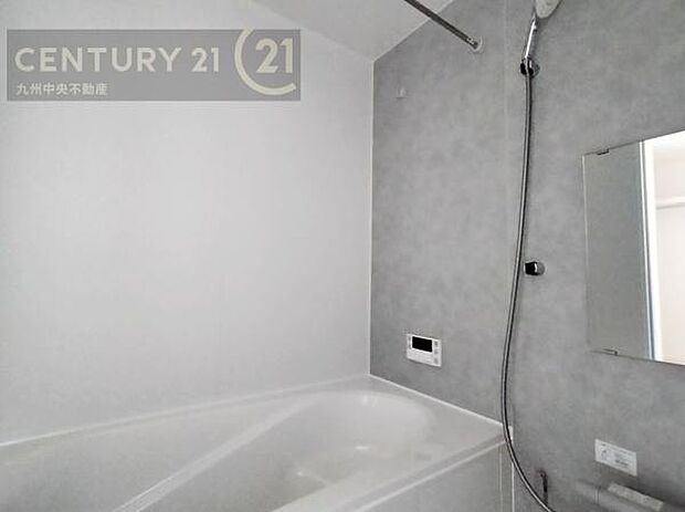 【ユニットバス】浴室暖房乾燥機付きで雨の日が多い梅雨の時期も安心です。また、冬のヒートショック対策としても活躍します。