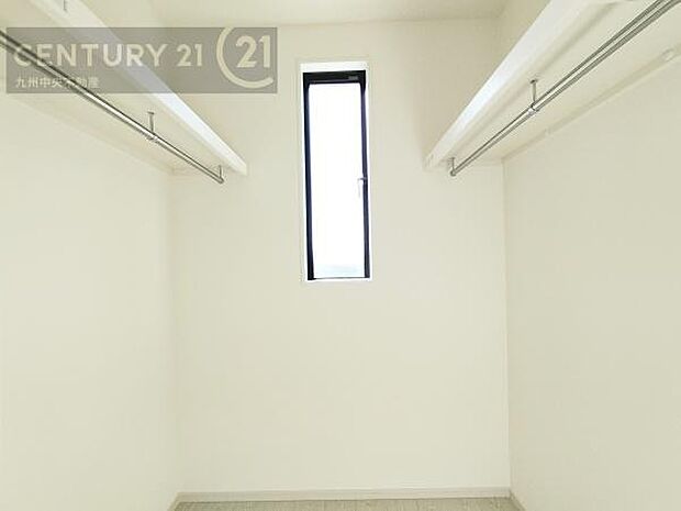 【ウォークインクローゼット】大型収納で片付け安心、生活にゆとりができ、お部屋もスッキリします。