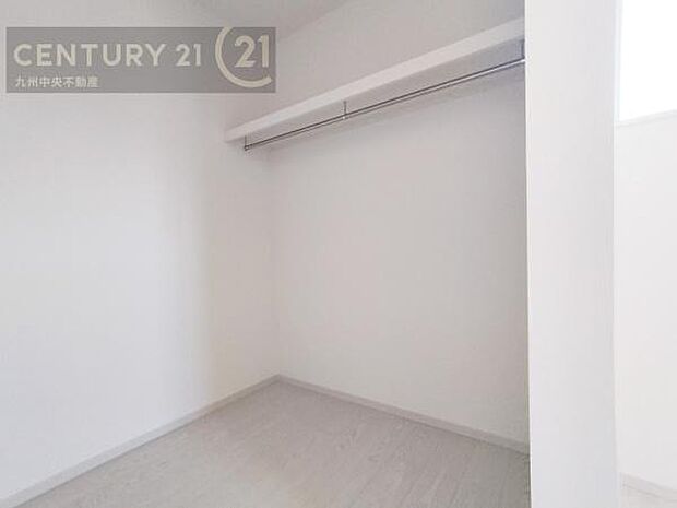 【ウォークインクローゼット】大型収納で片付け安心、生活にゆとりができ、お部屋もスッキリします。