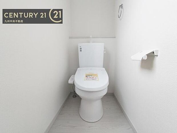 【トイレ】汚れてもサッとひと拭きでお手入れ簡単、エコ仕様の温水洗浄便座付きのトイレです。バリアフリーにも配慮しています。