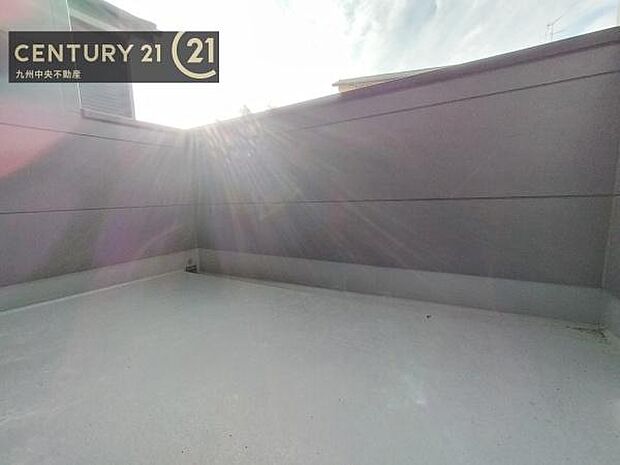 【バルコニー】広々バルコニー。日当たりも良く、洗濯物もよく乾きます。