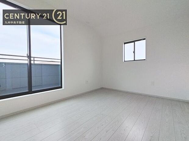 【洋室】開放的なバルコニーに面したお部屋。採光良好な快適空間です。