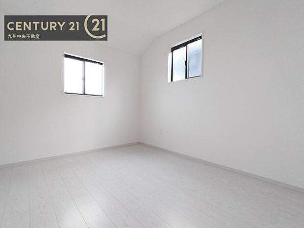 【洋室】2面採光を確保したお部屋。爽やかな風を感じて起きる朝は、快適生活の始まりに。