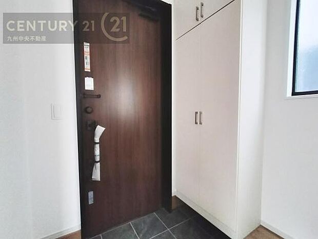 【玄関】玄関をスッキリに見せるために、シューズボックスを設置しました。オシャレは足元から。