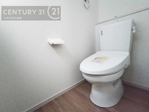 【トイレ】汚れてもサッとひと拭きでお手入れ簡単、エコ仕様の温水洗浄便座付きのトイレです。バリアフリーにも配慮しています。