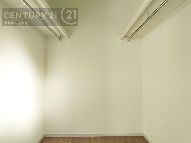 【ウォークインクローゼット】大型収納で片付け安心、生活にゆとりができ、お部屋もスッキリします。